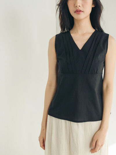 Pleated V-Neck Vest – Black
