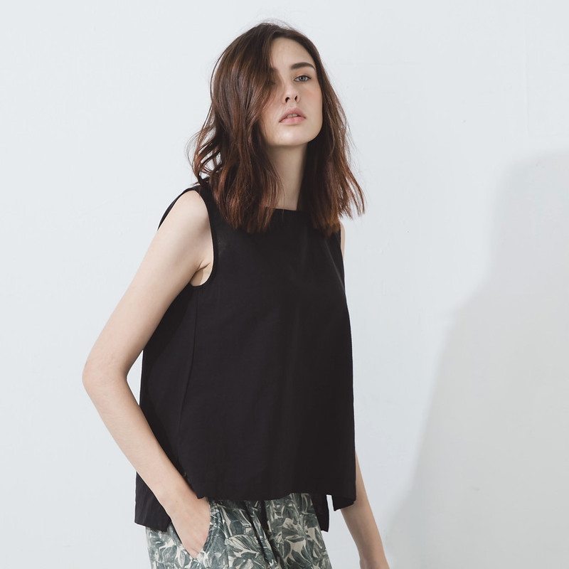 Oval‑Neck Vest - Black