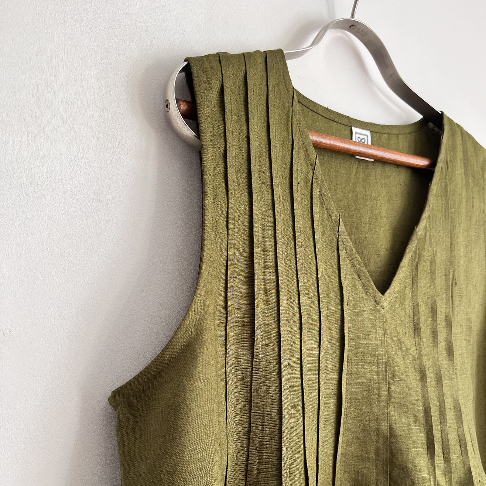 Linen Pleated Sleeveless Dress – Olive (L) - Image 8