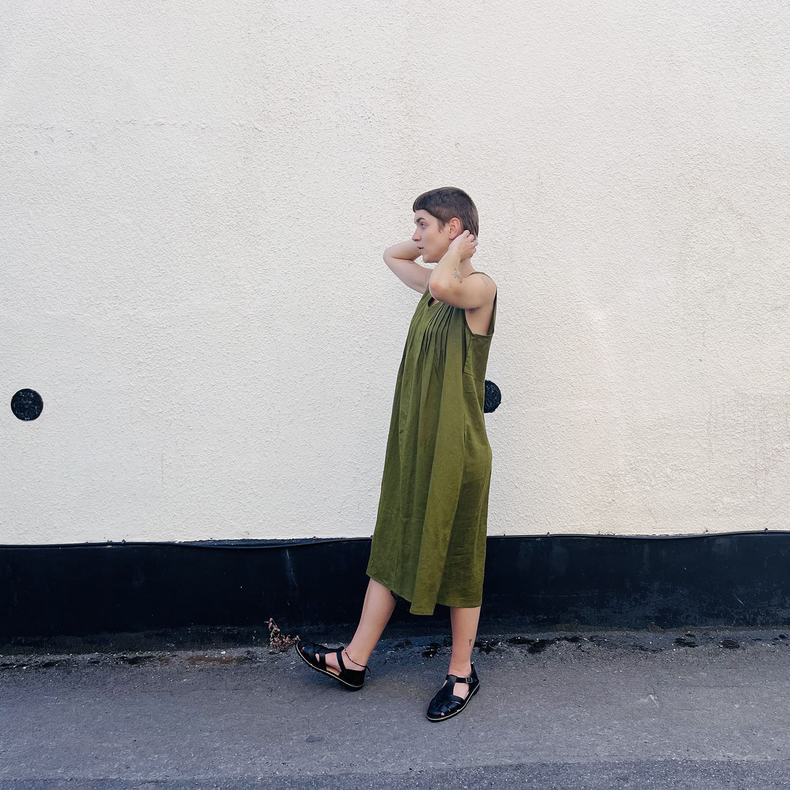 Linen Pleated Sleeveless Dress – Olive (L) - Image 2