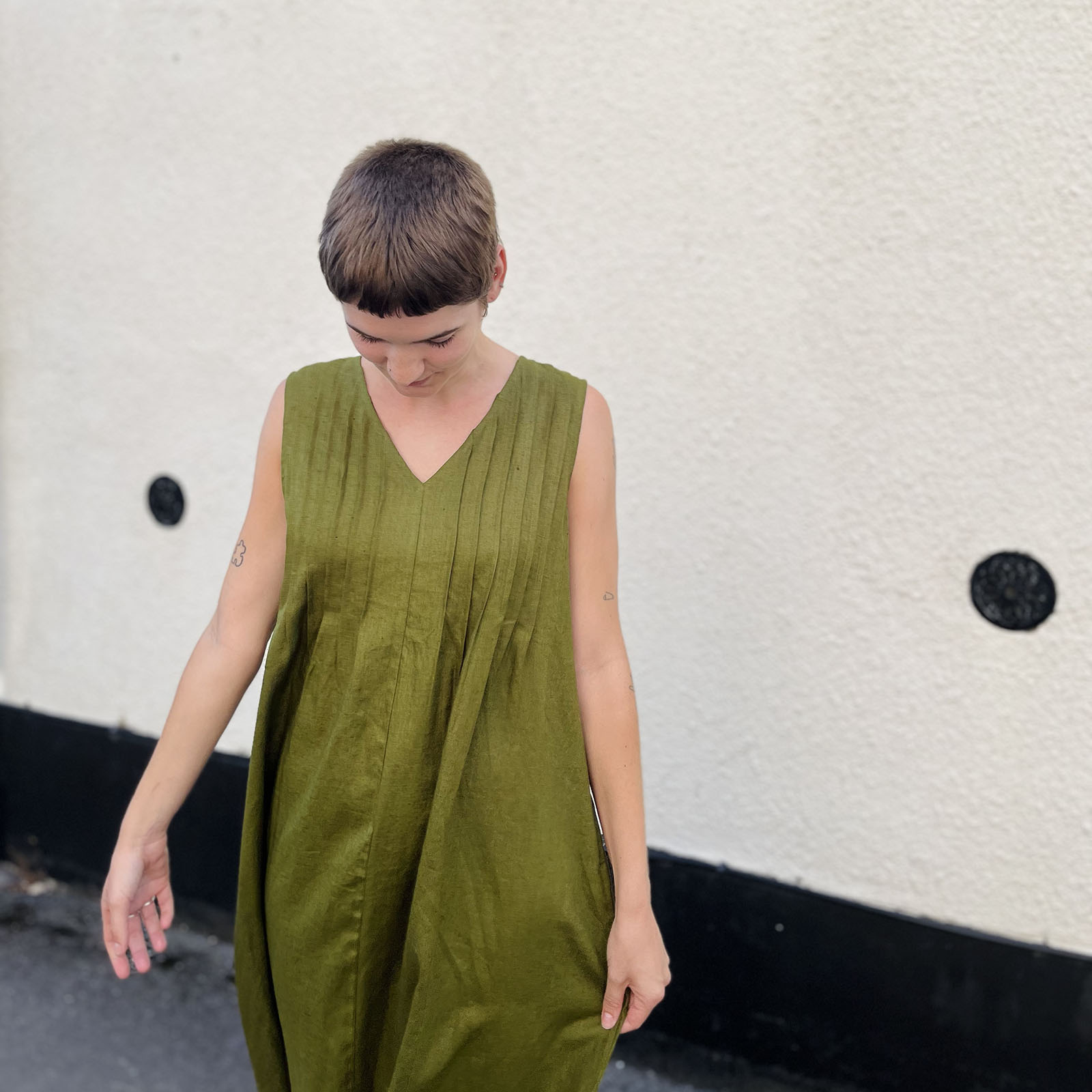 Linen Pleated Sleeveless Dress – Olive (L)